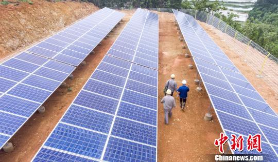 資料圖：隨著江西都昌縣大港鎮丹山村光伏扶貧電站成功并網發電，該縣150個光伏扶貧電站項目全部并網投入運營。　傅建斌 攝