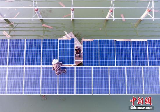 資料圖：航拍正在建設的江西都昌縣磯山湖“漁光一體”光伏電站。 傅建斌 攝