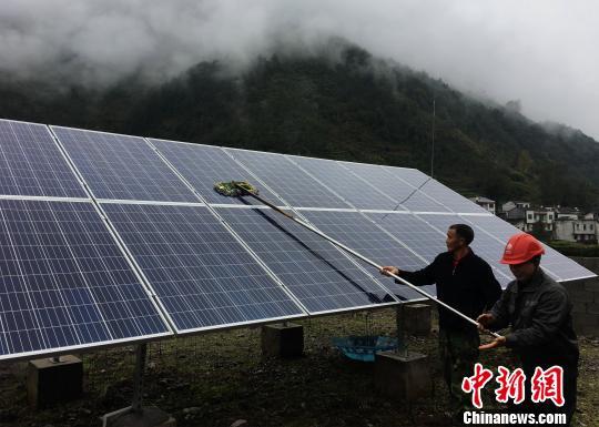 重慶電力光伏扶貧項(xiàng)目讓6944戶村民受益（圖）