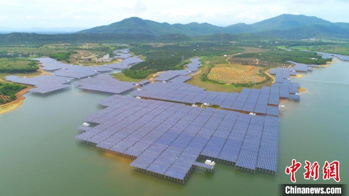 南方電網公司做好新能源配套電網規劃建設和電源接入，圖為位于廣東陽江的水庫光伏發電站?！∷{旺 攝