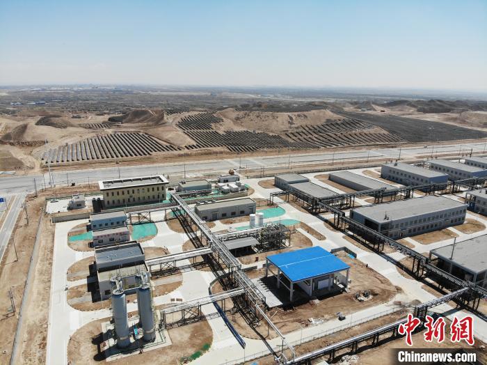 近日，位于蘭州新區的全球首套規模化(千噸級)合成綠色甲醇示范裝置?！钇G敏 攝
