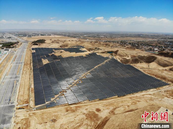 圖為該項目配套的10MW光伏發電場?！钇G敏 攝